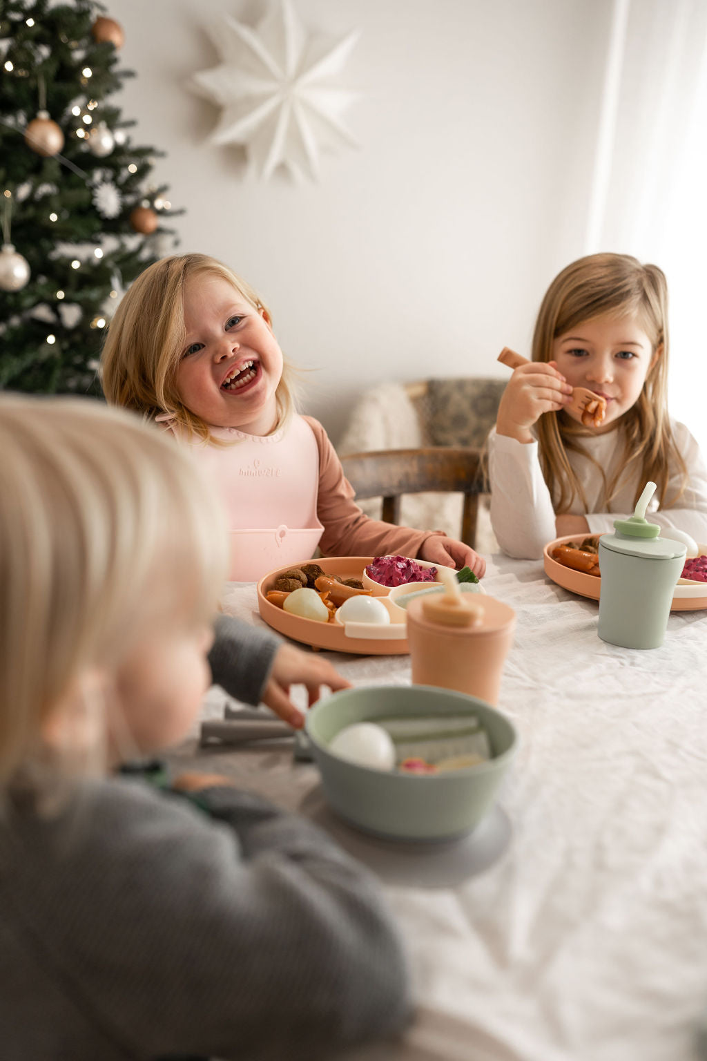 6 tips för att hålla dina barn engagerade under långa julmiddagar